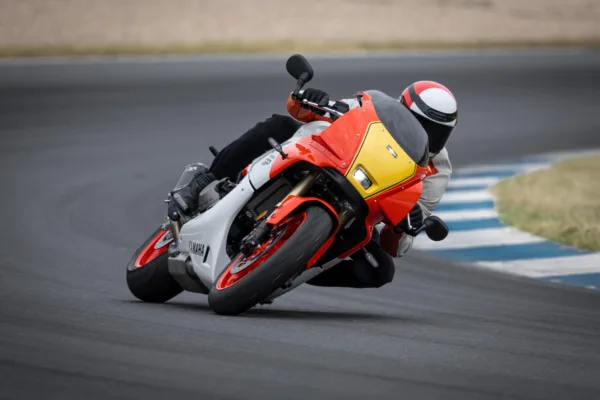 PARA-BRISAS FUMADO PARA A XSR900 GP YAMAHA — vista geral