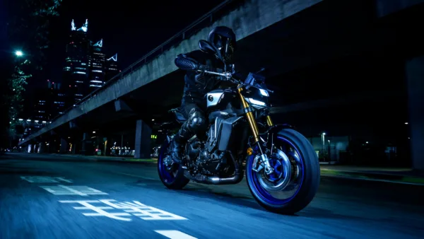 MOTO MT-09 SP YAMAHA — em estrada (capa)