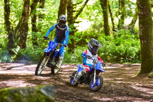 MOTO PW50 2026 YAMAHA — em estrada (capa)