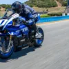 MOTO R1 GYTR YAMAHA — em estrada 2