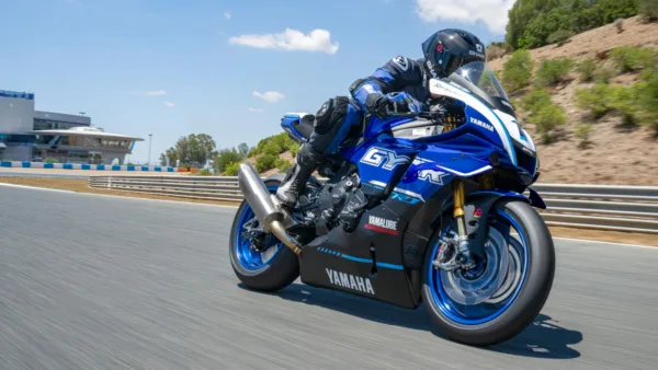 MOTO R1 GYTR YAMAHA — em estrada (capa)