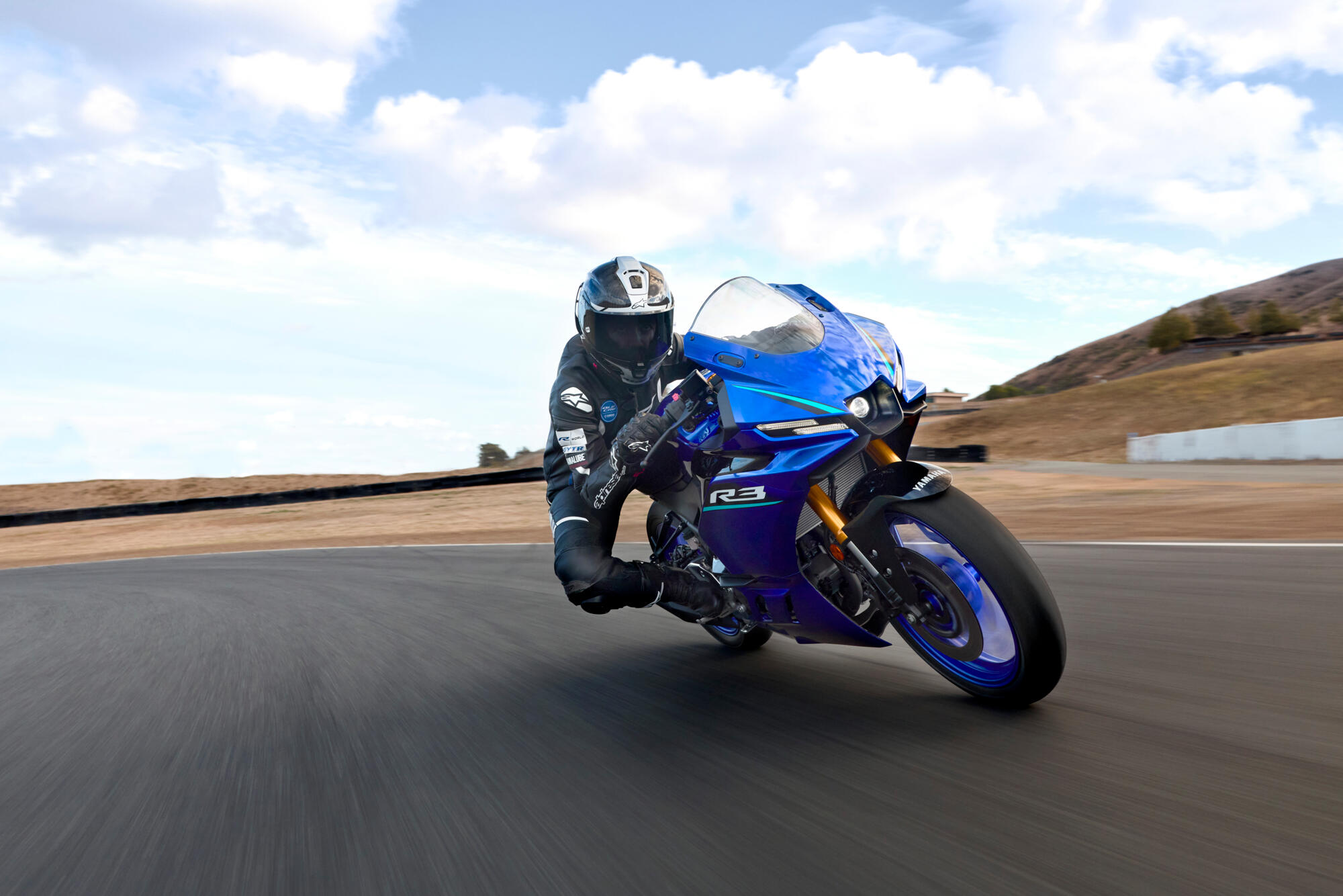 MOTO R3 YAMAHA — em estrada (capa)
