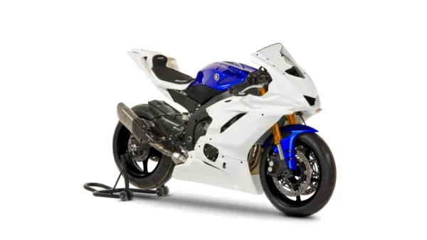 MOTO R6 GYTR YAMAHA — estudio frontal