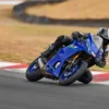 MOTO R7 YAMAHA — sur route (couverture)