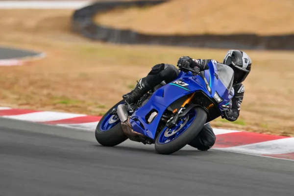 MOTO R7 YAMAHA — em estrada (capa)