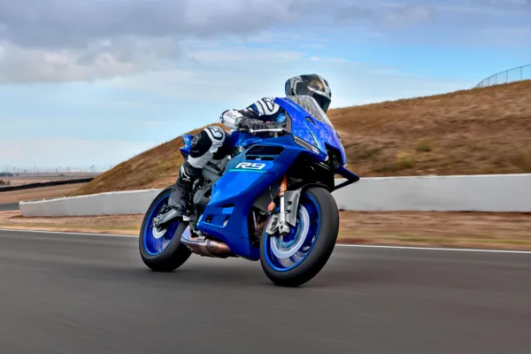 MOTO R9 YAMAHA — em estrada (capa)
