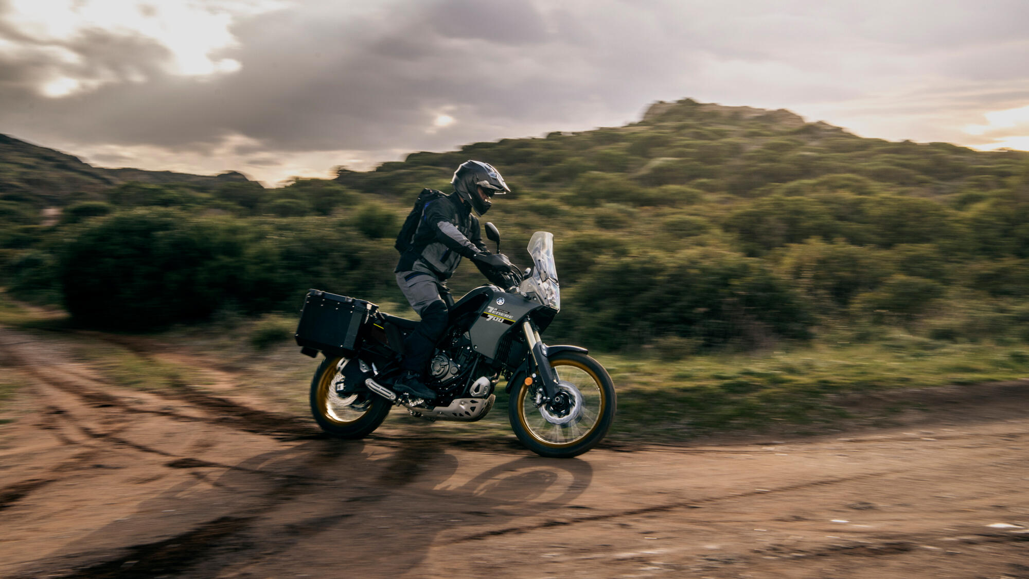 MOTO TÉNÉRÉ 700 EXPLORE YAMAHA — em estrada (capa)