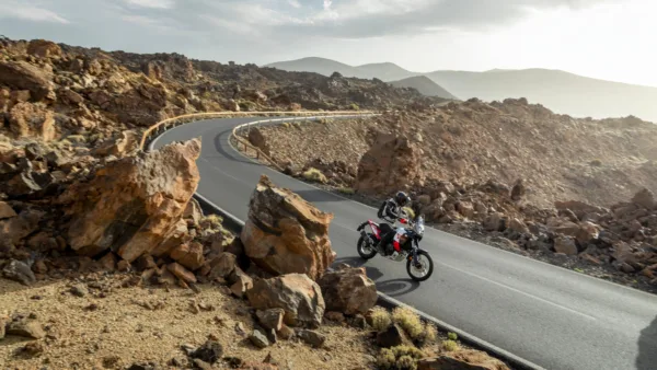 MOTO TÉNÉRÉ 700 WORLD RAID YAMAHA — em estrada (capa)