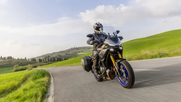MOTO TRACER 7 GT YAMAHA — em estrada (capa)