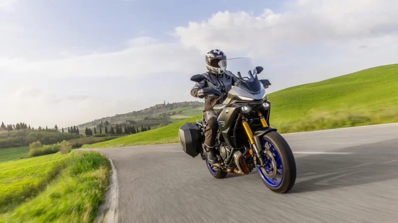 MOTO TRACER 7 GT YAMAHA — em estrada (capa)