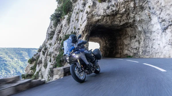 MOTO TRACER 9 GT PLUS Y AMT YAMAHA — em estrada (capa)
