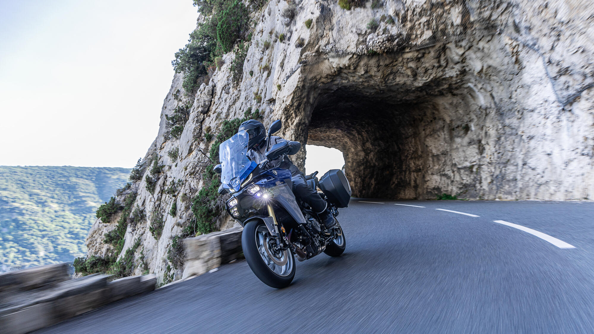MOTO TRACER 9 GT PLUS Y AMT YAMAHA — em estrada (capa)