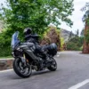 MOTO TRACER 9 GT ET AMT YAMAHA — sur route (en couverture)