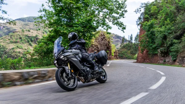 MOTO TRACER 9 GT Y AMT YAMAHA — em estrada (capa)