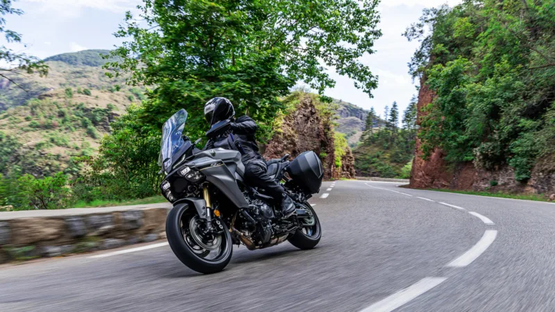 MOTO TRACER 9 GT Y AMT YAMAHA — em estrada (capa)