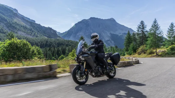 MOTO TRACER 9 GT YAMAHA — em estrada (capa)