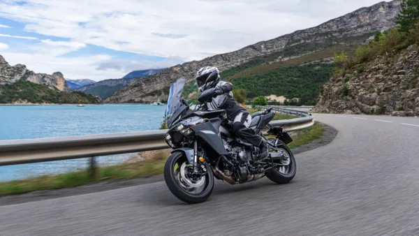 MOTO TRACER 9 YAMAHA — em estrada (capa)