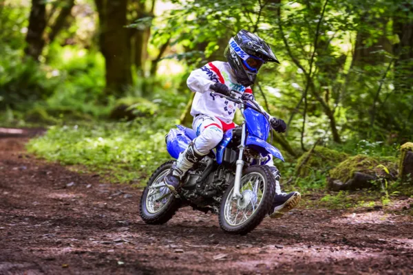 MOTO TT R110 YAMAHA — em estrada (capa)