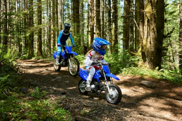 MOTO TT R50 YAMAHA — em estrada (capa)