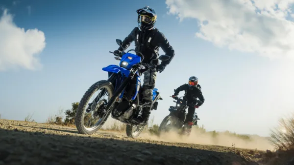 MOTO WR125R YAMAHA — em estrada (capa)
