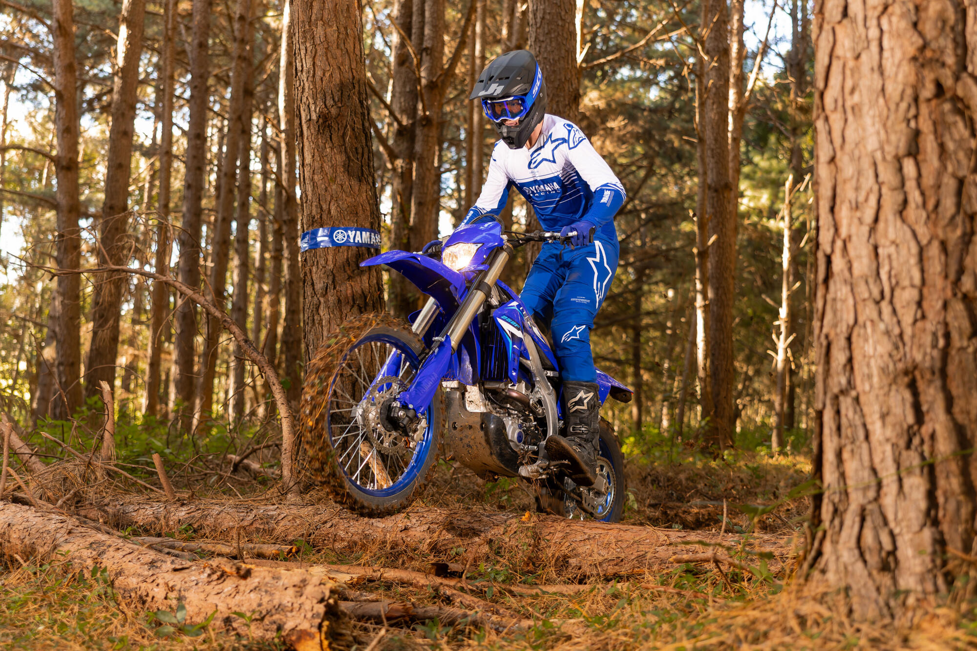 MOTO WR250F 2026 YAMAHA — em estrada (capa)
