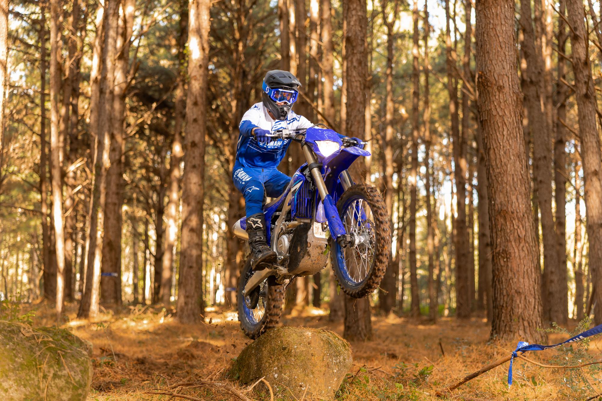 MOTO WR450F YAMAHA — em estrada (capa)