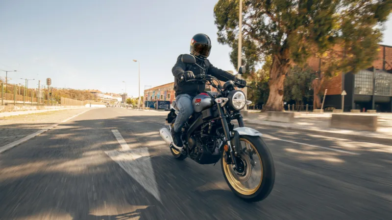 MOTO XSR125 LEGACY YAMAHA — em estrada (capa)