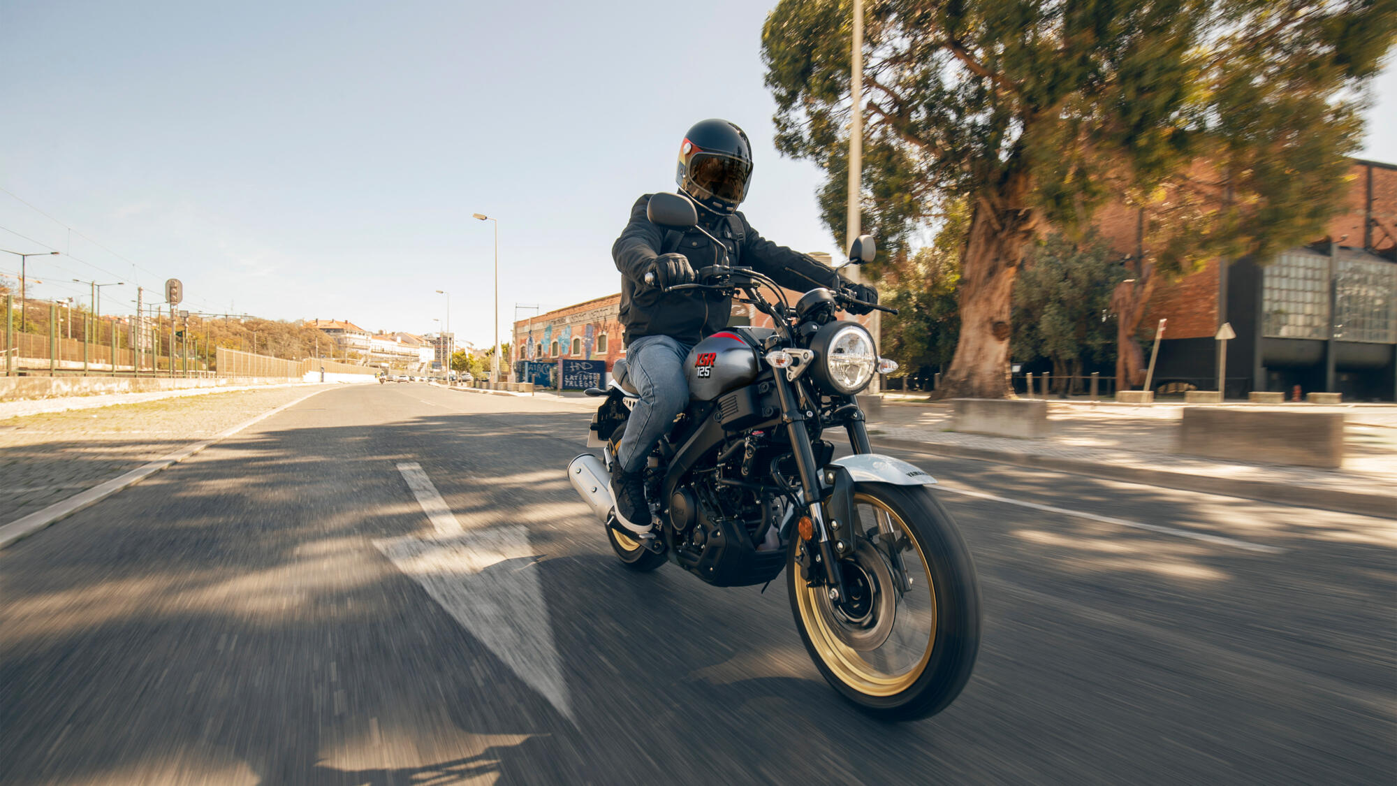 MOTO XSR125 LEGACY YAMAHA — em estrada (capa)