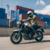 MOTO YAMAHA XSR700 — sur route (couverture)