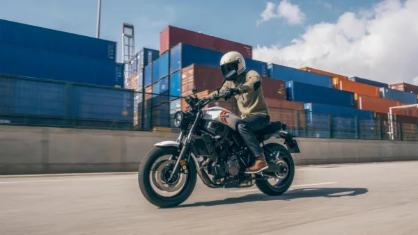 MOTO XSR700 YAMAHA — em estrada (capa)