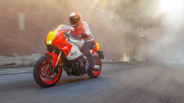 MOTO XSR900 GP 2024 YAMAHA — em estrada (capa)