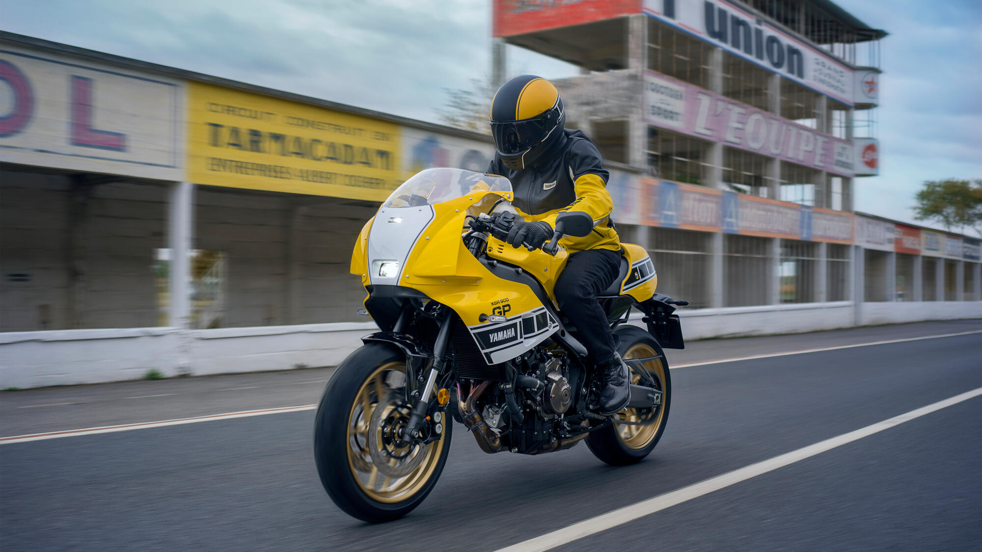 MOTO XSR900 GP YAMAHA — em estrada 2