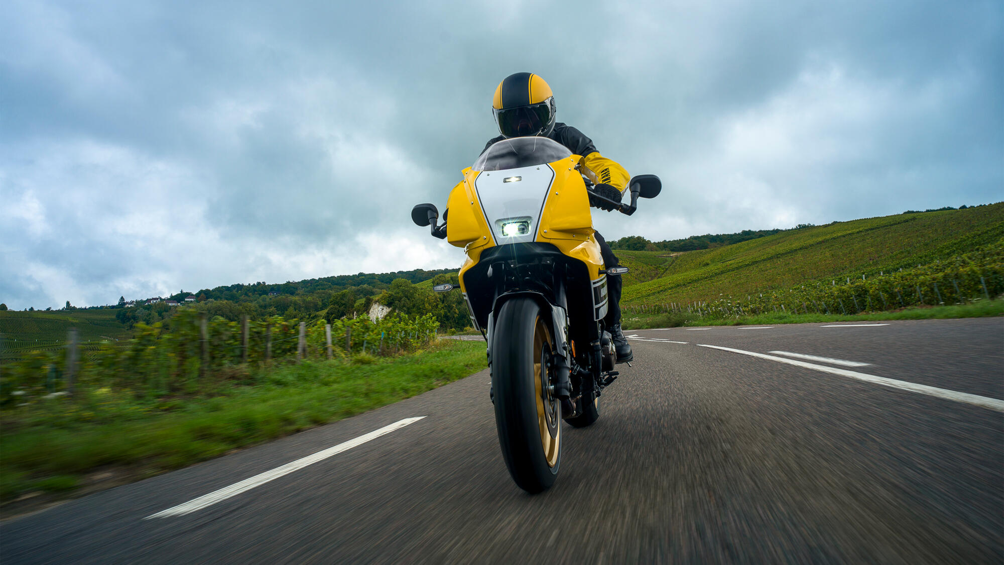 MOTO XSR900 GP YAMAHA — em estrada 3