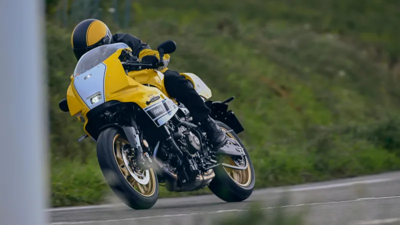 MOTO XSR900 GP YAMAHA — em estrada (capa)