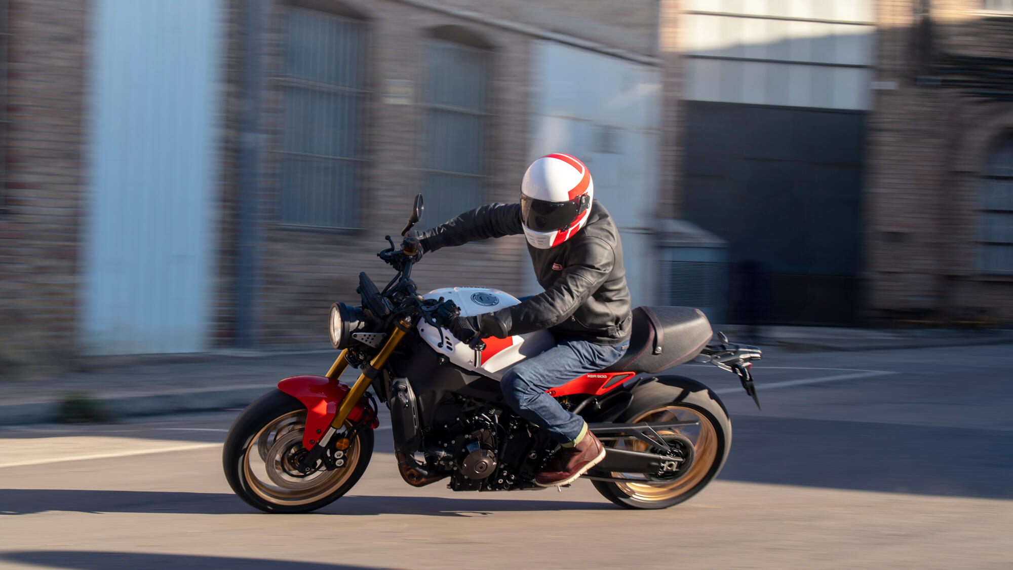 MOTO XSR900 YAMAHA — em estrada 2