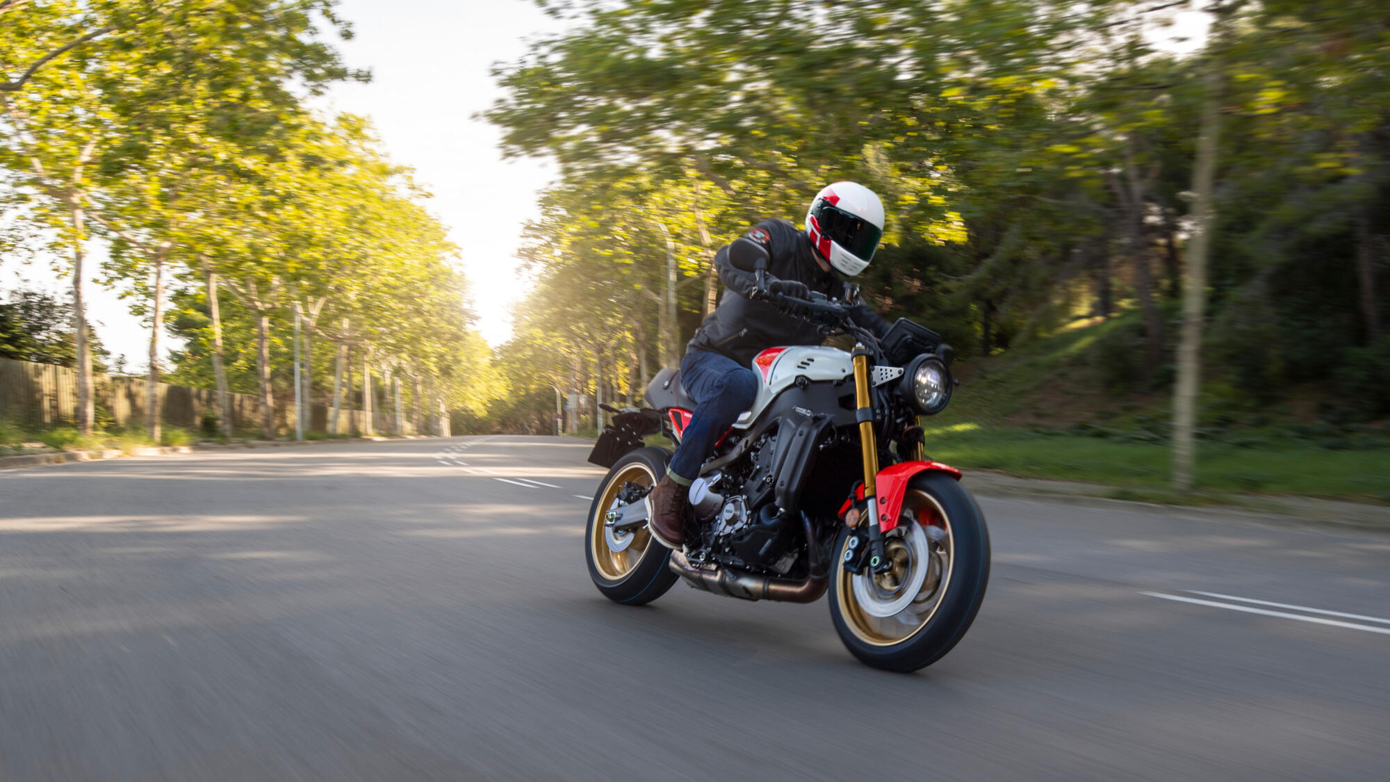 MOTO XSR900 YAMAHA — em estrada 3