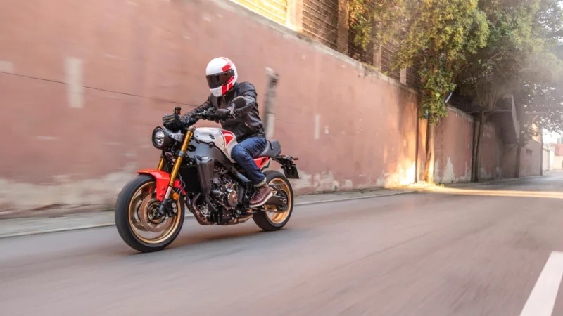 MOTO XSR900 YAMAHA — em estrada (capa)