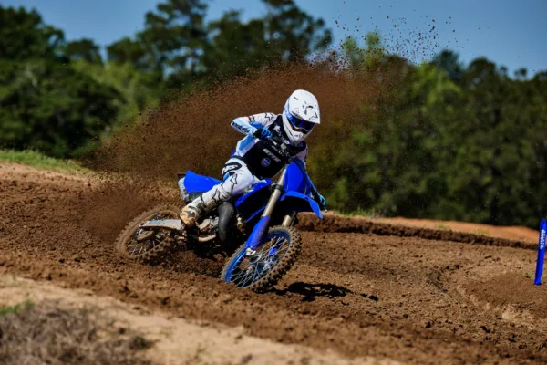 MOTO YZ125 2026 YAMAHA — em estrada (capa)