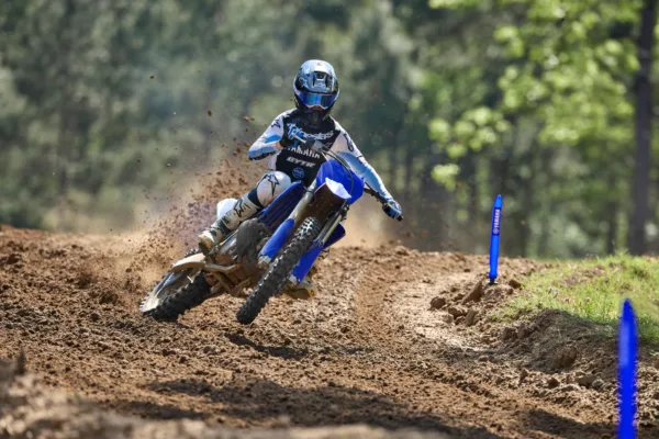 MOTO YZ250 2026 YAMAHA — em estrada (capa)