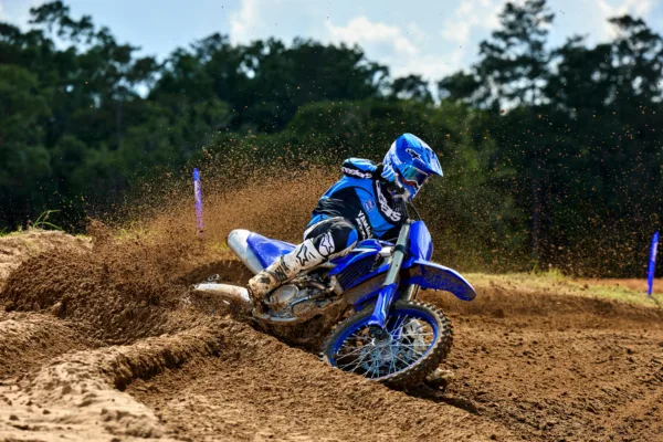MOTO YZ250F YAMAHA — em estrada (capa)