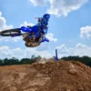 MOTO YZ450F 2026 YAMAHA — em estrada 2