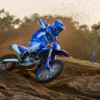 MOTO YZ450F 2026 YAMAHA — em estrada (capa)