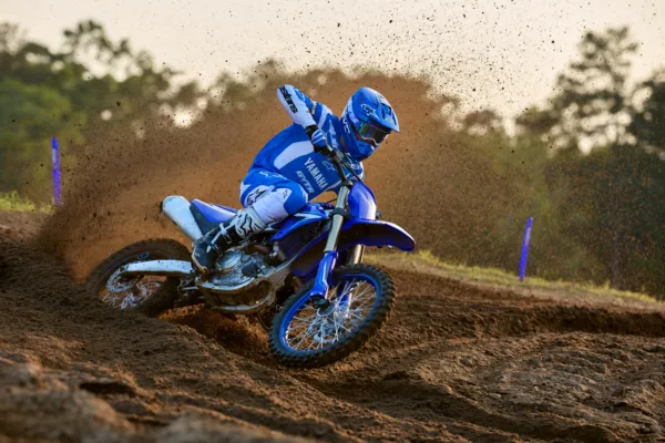 MOTO YZ450F 2026 YAMAHA — em estrada (capa)