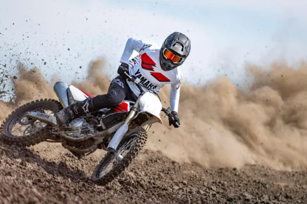 MOTO YZ450F 70TH ANNIVERSARY EDITION YAMAHA — em estrada (capa)