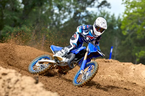 MOTO YZ85 YAMAHA — em estrada (capa)