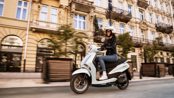 SCOOTER D'ELIGHT YAMAHA — em estrada (capa)
