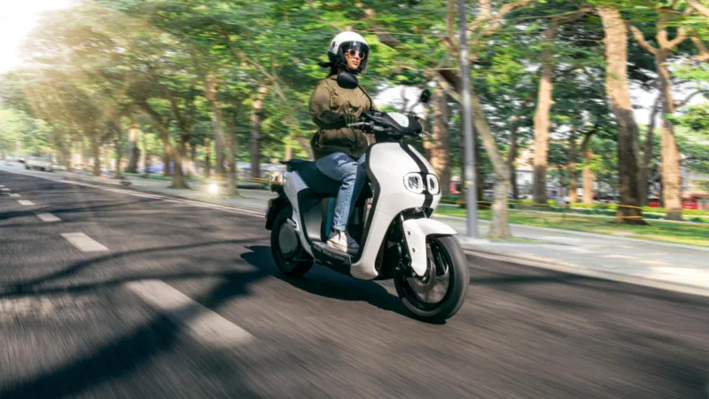 SCOOTER NEO's YAMAHA — em estrada (capa)