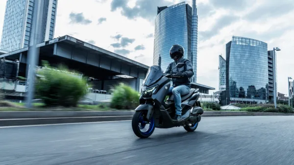 SCOOTER NMAX 125 2025 YAMAHA — em estrada (capa)