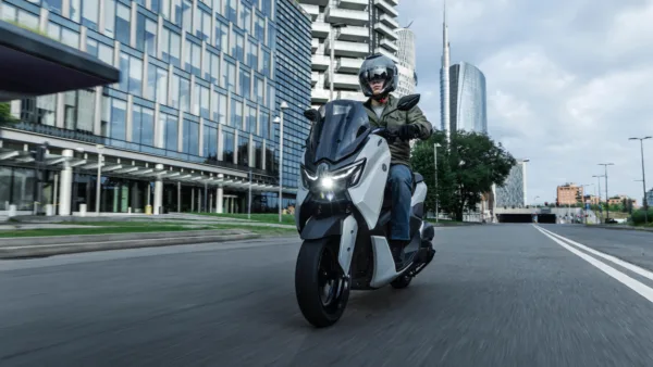 SCOOTER NMAX 125 TECH MAX YAMAHA — em estrada (capa)