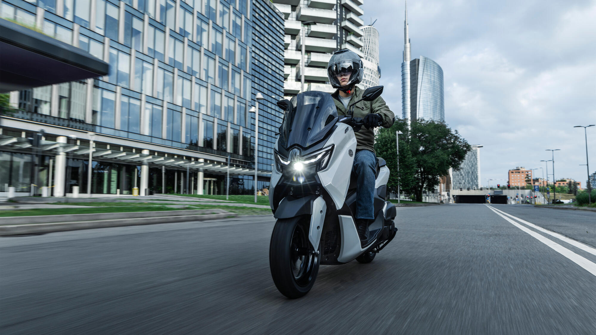 SCOOTER NMAX 125 TECH MAX YAMAHA — em estrada (capa)